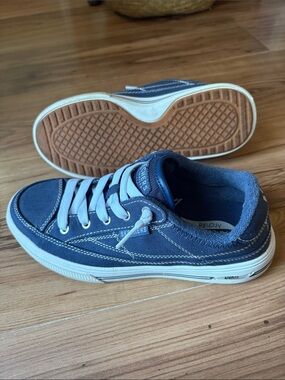 Skechers women’s Navy and White Low-Top Canvas Sneakers